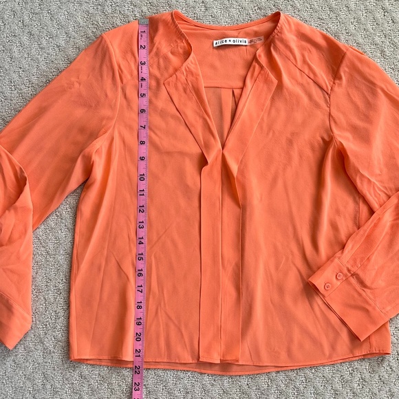 Alice + Olivia Coral/Orange Silk V-Neck Blouse Size Medium Designer Lightweight - Picture 8 of 10